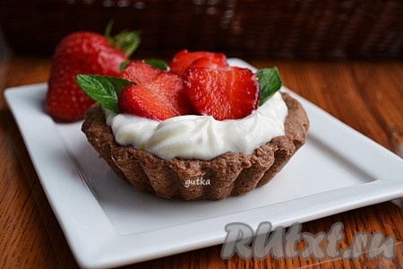 Украсить готовые шоколадные корзинки листиками мяты.
