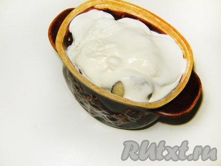 Поливаем сметаной