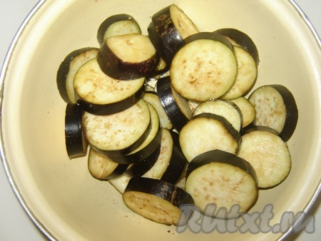 Баклажаны нарезаем