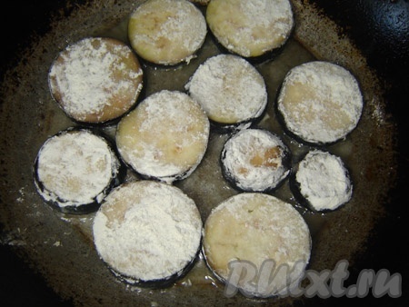 Обжариваем баклажаны