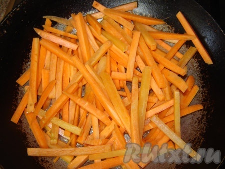 Обжариваем морковь