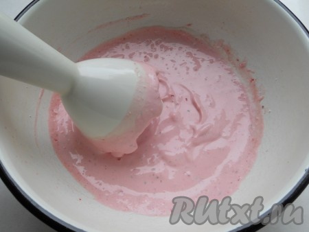 В творожно-клубничную массу добавить сметану и взбить погружным блендером до однородного состояния.