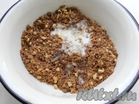 Масло сливочное растопить и добавить к печенью. Хорошенько перемешать.