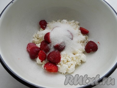  Клубнику предварительно помыть и обсушить. В ёмкость, в которой будет удобно взбивать погружным блендером, выложить творог, сахар и клубнику.