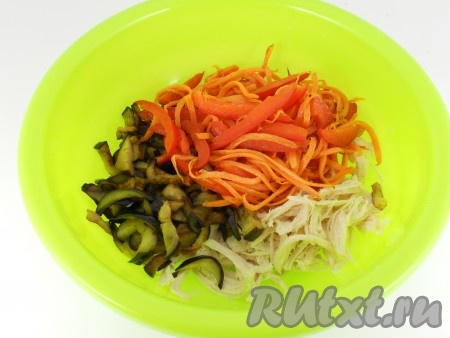 Добавить обжаренные морковь и болгарский перец.