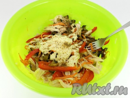 Салат посолить и поперчить, добавить майонез (по желанию). Хорошо перемешать. Поместить в холодильник на 30 минут.
