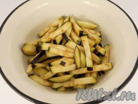 Баклажан порезать соломкой. Посолить и оставить на 20 минут.