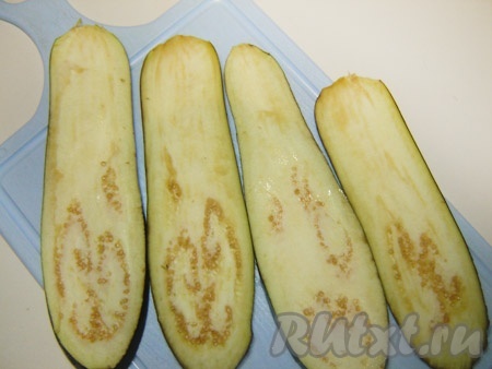 Баклажаны нарезаем вдоль