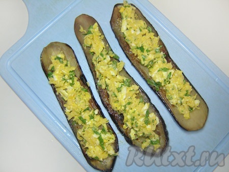 Выкладываем смесь на баклажаны