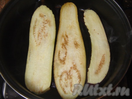 Обжариваем баклажаны