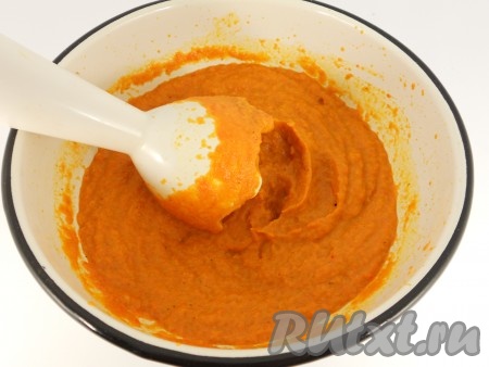 Переложить овощи в глубокую миску и взбить погружным блендером до однородной массы.