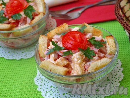 Салат с ветчиной, сыром, помидорами и сухариками