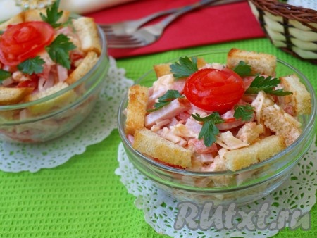 Вкусный, аппетитный салат, приготовленный с ветчиной сыром и помидорами, выложить горкой на тарелку или разложить в порционные креманки, украсить сухариками и сразу подать к столу