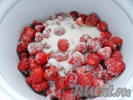 Ягоды обсушить, переложить в широкую посуду, пересыпая сахаром. Оставить на несколько часов, лучше на ночь, чтобы клубника пустила сок.