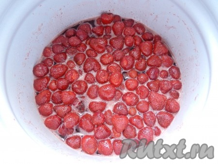 Посуду (кастрюлю или таз) поставить на средний огонь и довести до кипения. Постоянно перемешивать, чтобы не подгорел сахар, при этом стараться не повредить ягоды. В процессе закипания тщательно снимать с клубничного варенья пену. Когда варенье закипит, варить его 15 минут на маленьком огне, перемешивая и снимая пену. Затем убрать посуду с вареньем с огня, накрыть чистым полотенцем и полностью остудить. Повторить процесс еще два раза. Обычно первый раз кипятят варенье утром, затем вечером и утром следующего дня.
