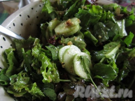 Зелёный салат с ореховой заправкой