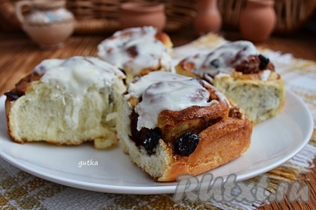 Вкусные булочки "Улитки" с корицей и сахаром можно подавать к столу. Они вкусны и в тёплом, и в остывшем виде.