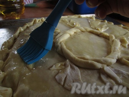 Сверху пирог щедро смажьте подсолнечным маслом.