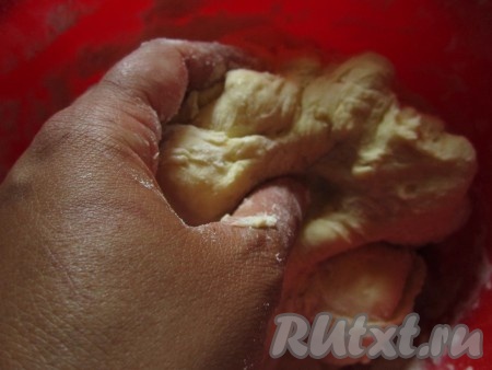 Поднявшееся тесто хорошо обомните и оставьте в тёплом месте ещё на 30 минут. Оно должно подняться второй раз.