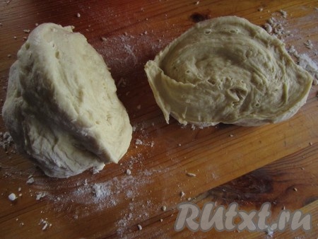 Когда тесто снова поднимется, промесите его ещё раз и разделите пополам.
