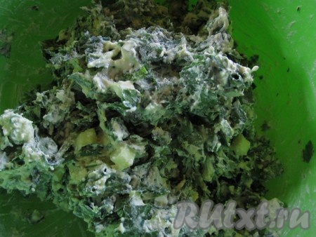 Тщательно перемешайте. Уберите начинку в холодильник на 30 минут, чтобы разбухла манная крупа.