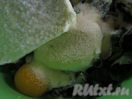 Соедините все составляющие начинки в глубокой миске.