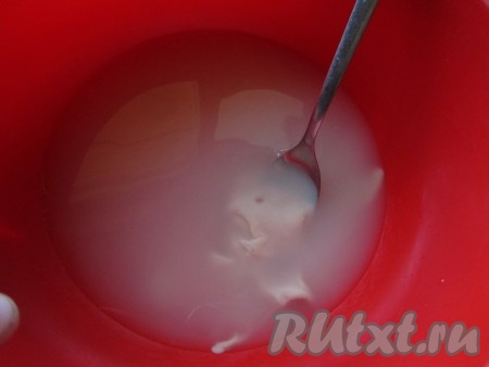 В глубокой миске растворите в 1,5 стаканах тёплой воды сахар и дрожжи. Оставьте смесь на несколько минут.