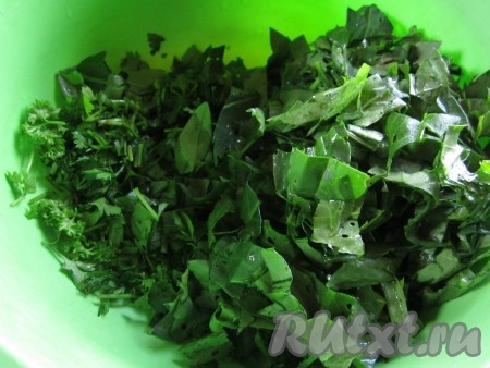 Тем временем займёмся начинкой для пирога. Зелень, лук и щавель хорошо помойте. Щавель и зелень крупно нарежьте.
