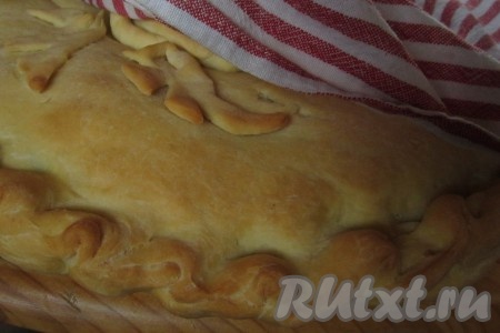 Готовый пирог накройте влажным полотенцем и оставьте минимум на 20 минут.