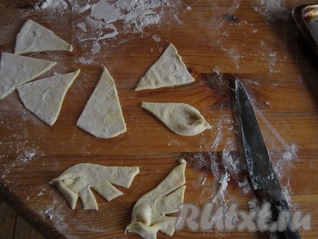 От второй части теста отщипните немного и отложите для украшения пирога. Из оставшегося теста раскатайте вторую лепёшку, накройте ею пирог сверху, защипните края. Сделайте украшения для пирога из отложенного кусочка теста и украсьте пирог с щавелем на Ваше усмотрение.