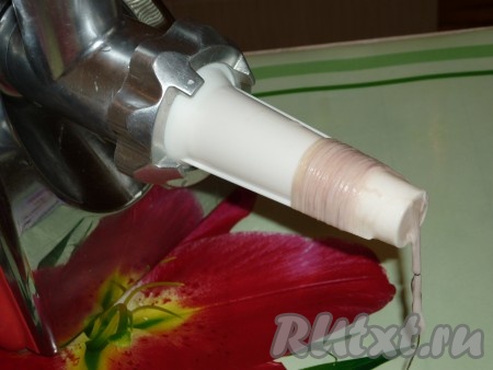 Натянуть на насадку для колбас хорошо вымытую, вычищенную кишку, кончик завязать ниткой. Кулинарной нити у меня не было, я использовала обыкновенную - для шитья.
