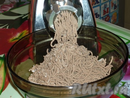 Сваренную печень с салом порезать на небольшие кусочки и дать им остыть. Лук почистить, помыть и разрезать на четыре части. Пропустить всё через мясорубку.
