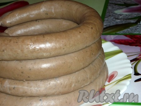 Таким образом подготовить все колбаски. Затем иголкой сделать наколы по всей колбасе, это нужно для того, чтобы она не раздулась и не порвалась при варке.
