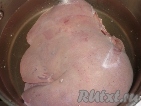 Помытую печень отварить в подсоленной воде до готовности.