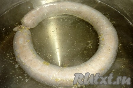 Опустить в кипящую воду и варить домашнюю печеночную колбасу 30 минут.
