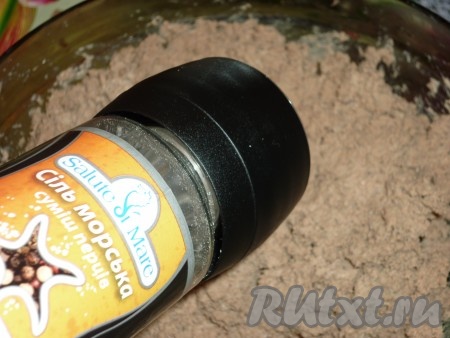 Посолить, посыпать перцем. Хорошо вымешать печёночную массу.
