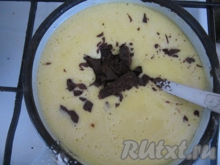 Затем добавьте шоколад, нарезанный чешуйками.