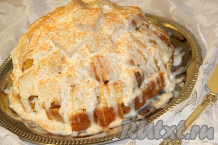 Готовый морковный торт с ананасами, по желанию, посыпать кондитерской посыпкой. Тортик получается хорошо пропитанным, нежным и очень вкусным. Он станет замечательным дополнением к любому чаепитию!