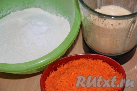 Яйца разбить в чашу миксера, всыпать сахар. Взбить на максимальной скорости миксера яйца с сахаром в течение 5 минут (масса должна стать светлой, увеличиться в объёме). Муку просеять в отдельную миску.