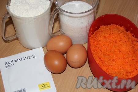 Подготовить продукты для теста. Морковь почистить и натереть на мелкой тёрке.