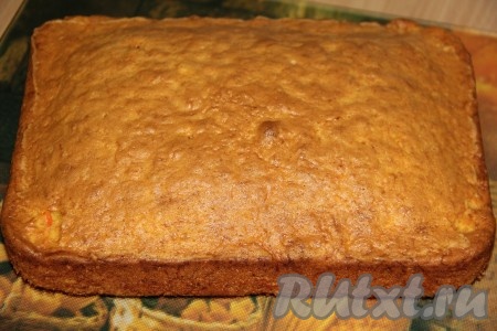 Для того чтобы проверить готовность бисквита, его нужно проколоть сверху сухой деревянной зубочисткой, если зубочистка после прокалывания останется сухой и чистой, значит корж готов. Достать корж из духовки, дать ему немного остыть в форме, после этого переложить на решётку и оставить до полного остывания.