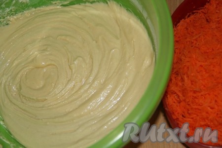 В яичную смесь всыпать часть просеянной муки и разрыхлитель, перемешать лопаткой (или столовой ложкой). Понемногу добавляя оставшуюся муку и каждый раз полностью вмешивая её, стараясь не сбить воздушность взбитых яиц, постепенно замесить однородное, в меру густое тесто, напоминающее сметану средней жирности, как на фото. Как только добились нужной консистенции теста, значит больше муку добавлять не нужно.