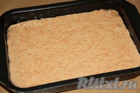 Форму для выпечки смазать растительным маслом, вылить тесто в форму, разровнять и поставить в духовку, разогретую до 180 градусов. Выпекать морковный бисквит минут 35.