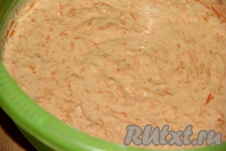 Добавить в тесто натёртую морковь и перемешать до однородности.