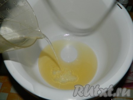 В глубокую миску (или в чашу миксера) вливаем растительное маслом, добавляем&nbsp;почти кипящую воду, перемешиваем.