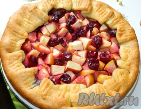 Песочный пирог с яблоками и вишней