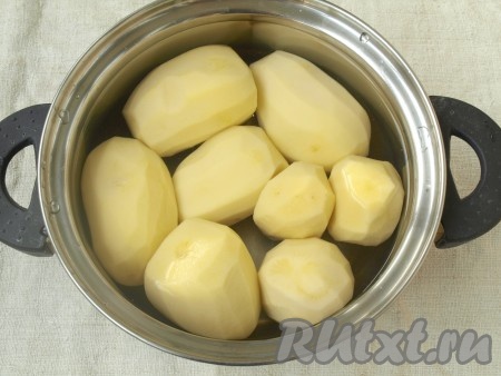 Картофель очистить залить водой и сварить до готовности. В конце приготовления посолить.