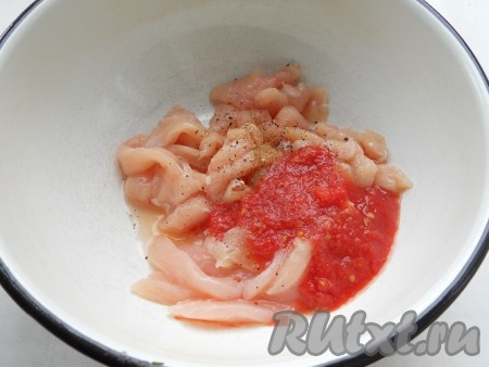 Куриное филе порезать тонкими пластинами, посолить, поперчить, посыпать специями. Добавить томатный сок, перемешать и оставить на 30 минут.