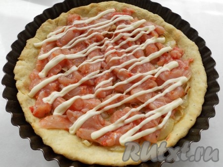 Далее выложить кусочки маринованной курицы, смазать майонезом (сеточку сделать).