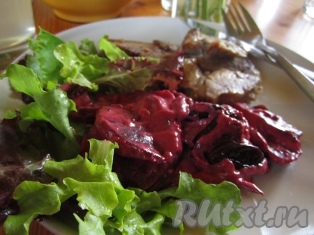 Свёкла с черносливом в сметанном соусе